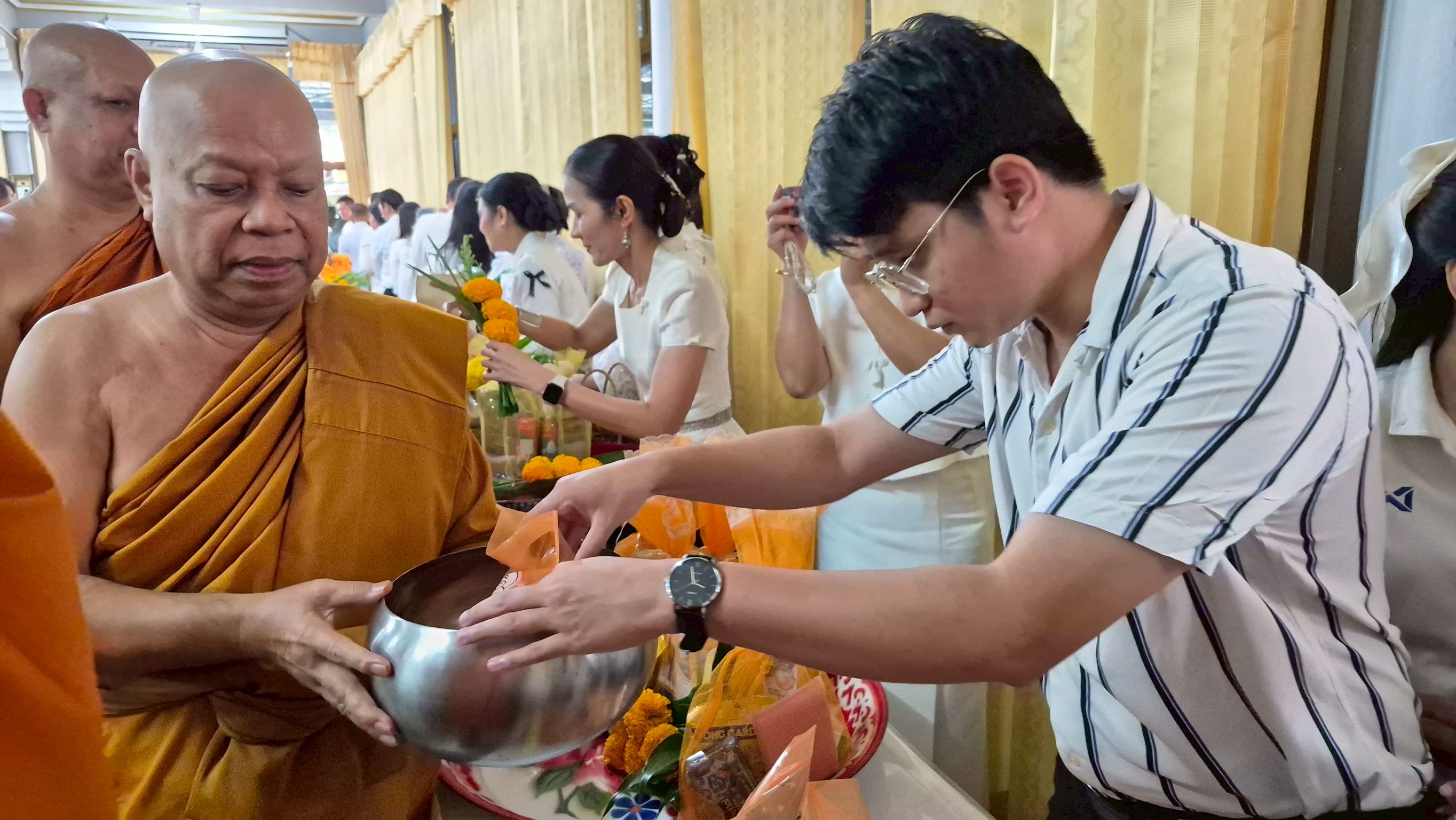 title - ปฏิรูปที่ดินจังหวัดเพชรบุรี พร้อมด้วย เจ้าหน้าที่ ส.ป.ก.เพชรบุรี ร่วมพิธีตักบาตรและเจริญพระพุทธมนต์ เจริญจิตตภาวนาถวายพระพรชัยมงคลแด่ พระบาทสมเด็จพระเจ้าอยู่หัวและสมเด็จพระนางเจ้าฯ พระบรมราชินี เนื่องในกิจกรรมวันสำคัญทางพระพุทธศาสนา (วันมาฆบูชา) ประจำปี 2569